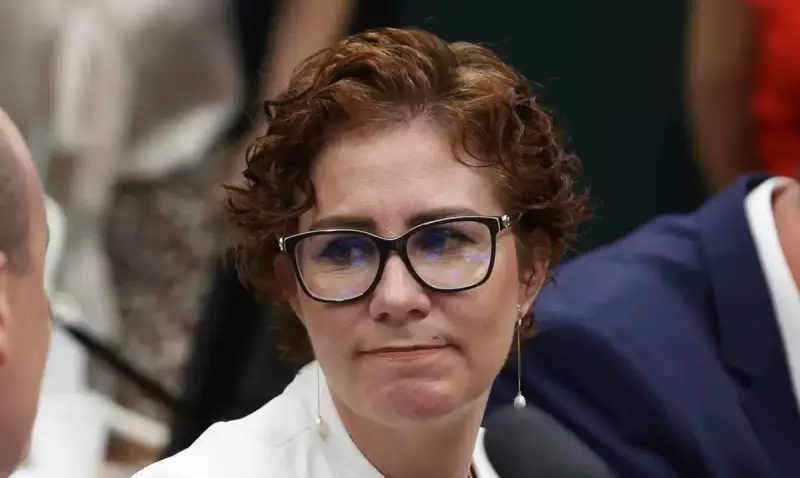 Deputado italiano exige extradição de Carla Zambelli: 'Uma vergonha para o Brasil'