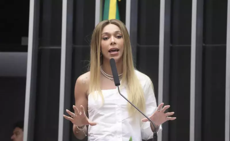Deputados acionam PGR para investigar reembolso de cirurgia de Erika Hilton pela Câmara