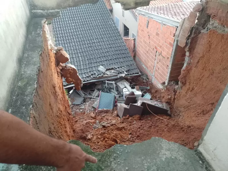 Desabamento de casa em São José dos Campos deixa famílias desabrigadas: veja detalhes