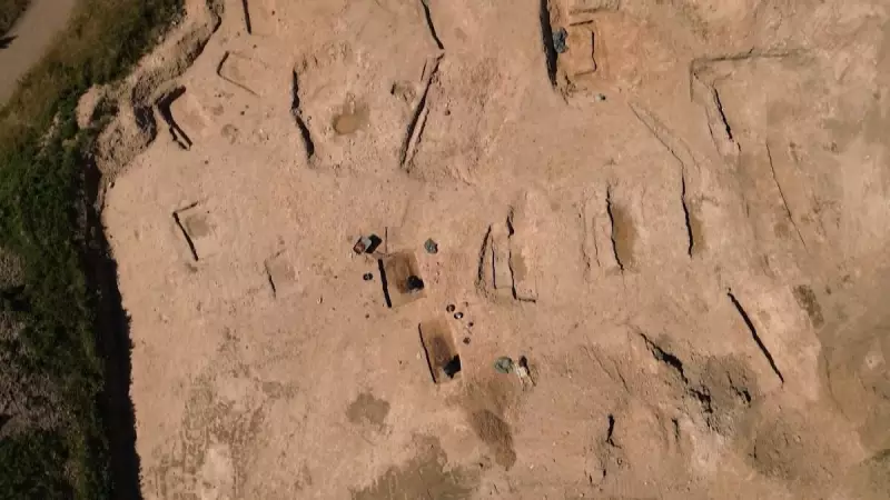 Descoberta arqueológica na Dinamarca revela artefatos vikings raros por acidente