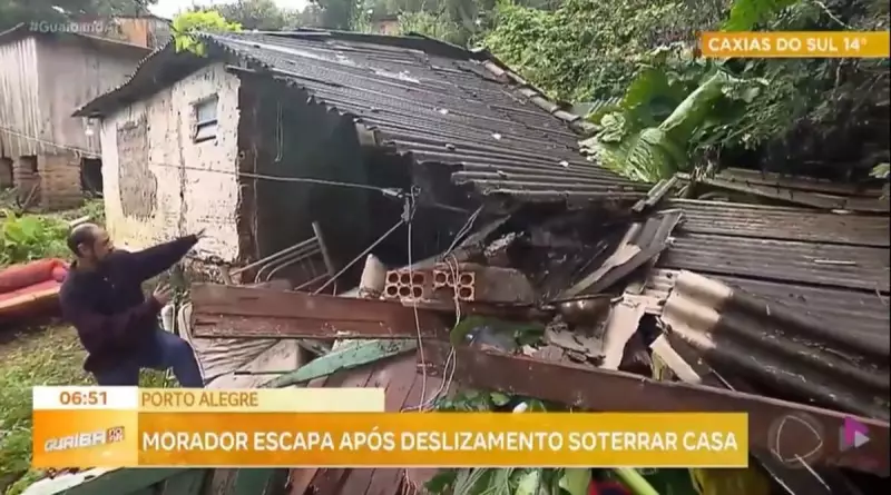 Deslizamento soterra casa em Porto Alegre: morador escapa ileso