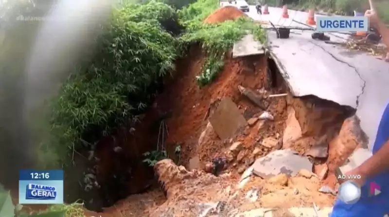 Desmoronamento interdita parcialmente Estrada Velha de Periperi em Salvador