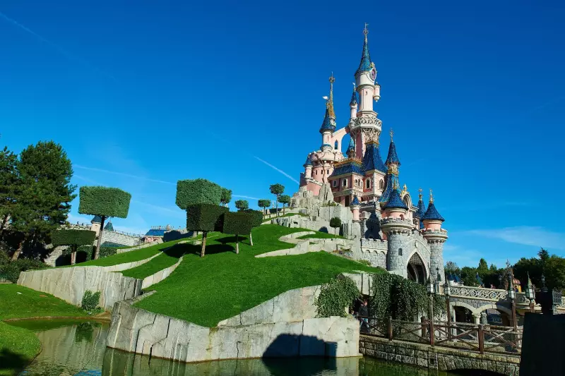 Disney Paris vira cenário de polêmica após homem simular casamento com menina de 9 anos