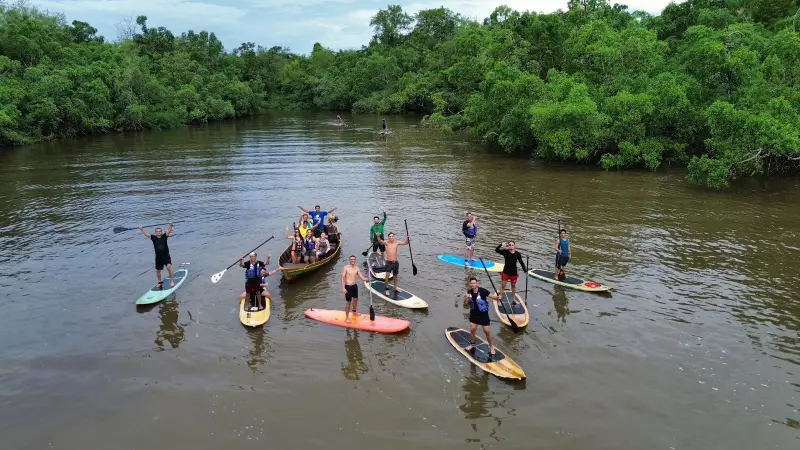 Do lixo ao recomeço: Projeto na Amazônia usa stand-up paddle para limpar rios e transformar vidas