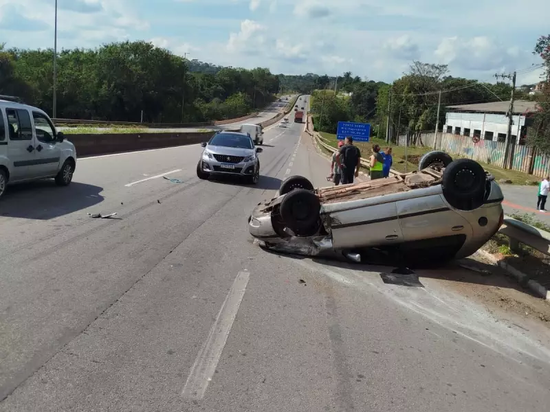 Dois acidentes na MG-050 em Divinópolis deixam quatro feridos: veja detalhes