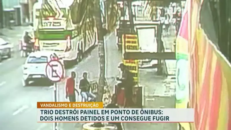 Dois homens são presos após destruírem painel publicitário com picaretas em BH