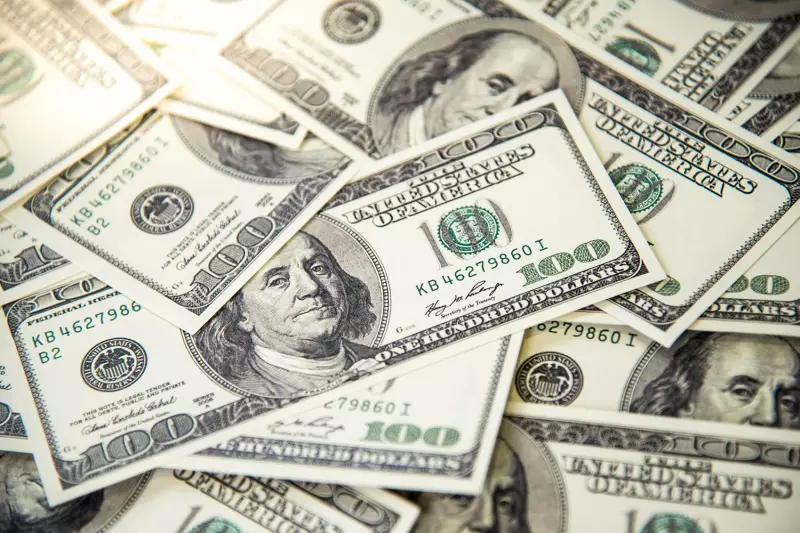 Dólar e Ibovespa fecham estáveis em dia movimentado no mercado financeiro