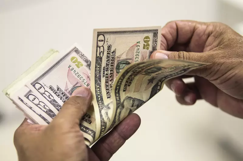 Dólar sobe e Ibovespa cai: incertezas com guerra comercial de Trump e IOF no Brasil