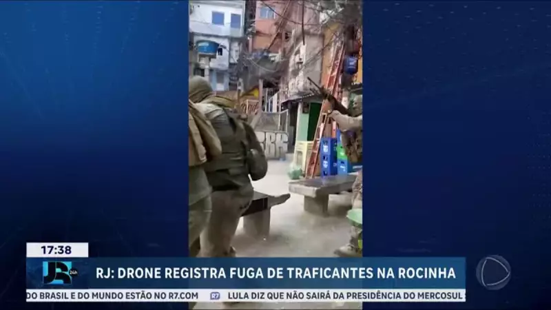 Drone da polícia flagra fuga de traficantes armados na Rocinha, no RJ