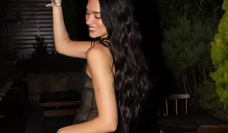 Dua Lipa e a tendência dos vestidos transparentes: como inspirar seu look