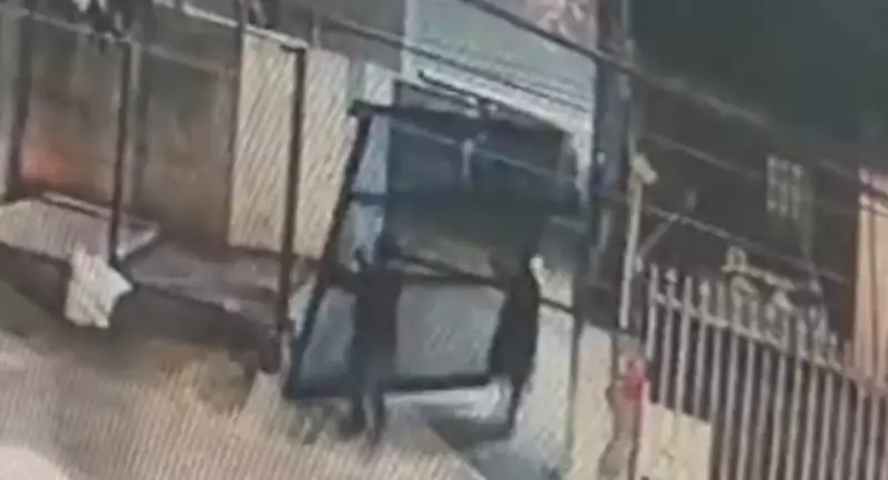 Dupla é flagrada furtando portão de prédio em bairro nobre de Belo Horizonte — veja o vídeo
