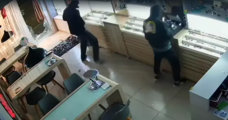 Dupla invade ótica e rouba armações de grife no interior de SP: prejuízo ultrapassa R$ 20 mil