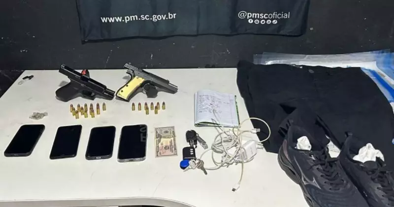 Dupla rouba residência em Itajaí, foge atirando e acaba presa após colisão com moto