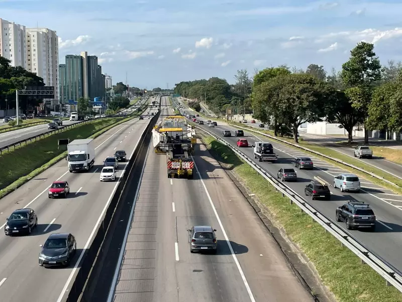 Dutra enfrenta congestionamentos e movimento intenso no retorno do feriado na região do Vale do Paraíba