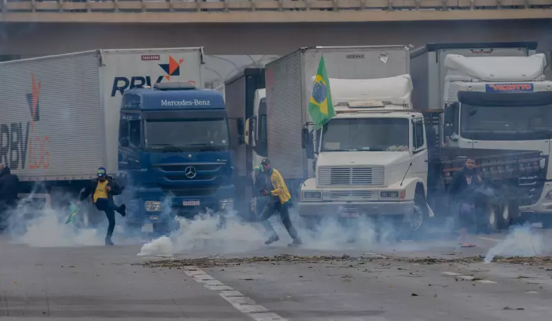 É FAKE que PM foi acionada para bloquear caminhoneiros em rodovia de SP; vídeo é de ato bolsonarista de 2022