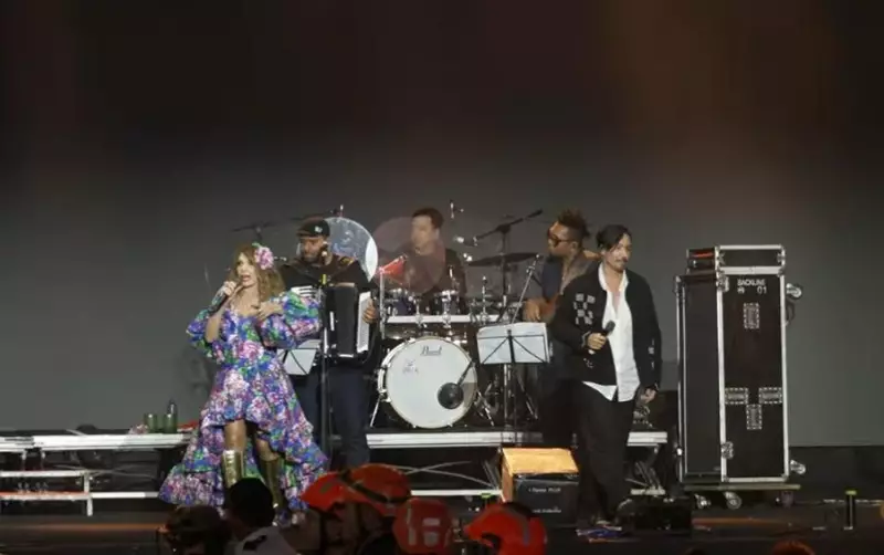 Elba Ramalho e filho brilham em show espetacular com drones em Campina Grande na véspera de São João