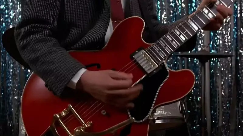 Elenco de "De Volta para o Futuro" em busca de guitarra perdida desde 1985: O mistério que atravessa décadas!