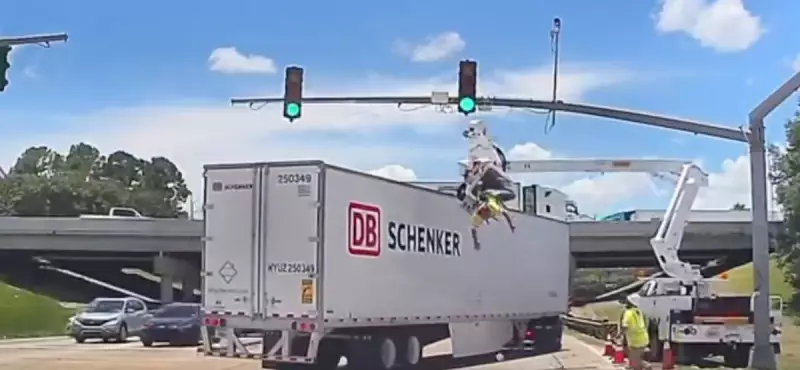 Eletricista fica pendurado no ar após acidente com caminhão nos EUA — Veja o vídeo chocante!