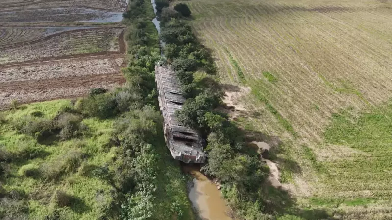 Embarcação encalhada há mais de um ano no RS pode ser removida com ajuda das chuvas
