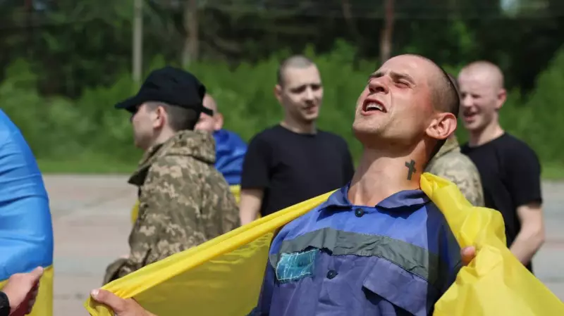 Emocionante troca de prisioneiros entre Rússia e Ucrânia: gritos de alívio e lágrimas marcam o momento