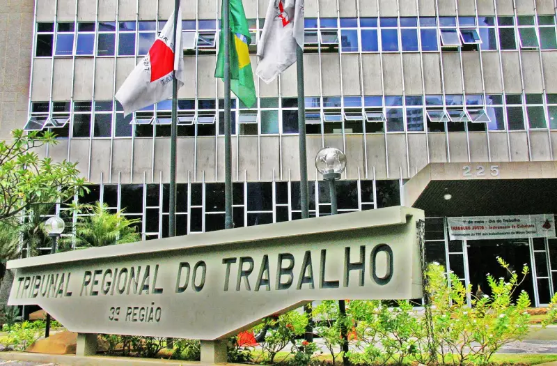 Empregada doméstica recebe indenização após agressão por patrão que exigia mentira em juízo