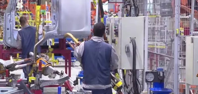 Emprego industrial registra primeira queda em 18 meses e setor enfrenta desaceleração