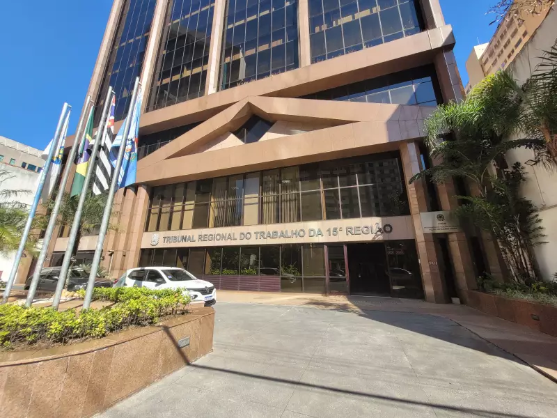 Empresa é condenada a indenizar funcionário trans impedido de usar nome social no crachá