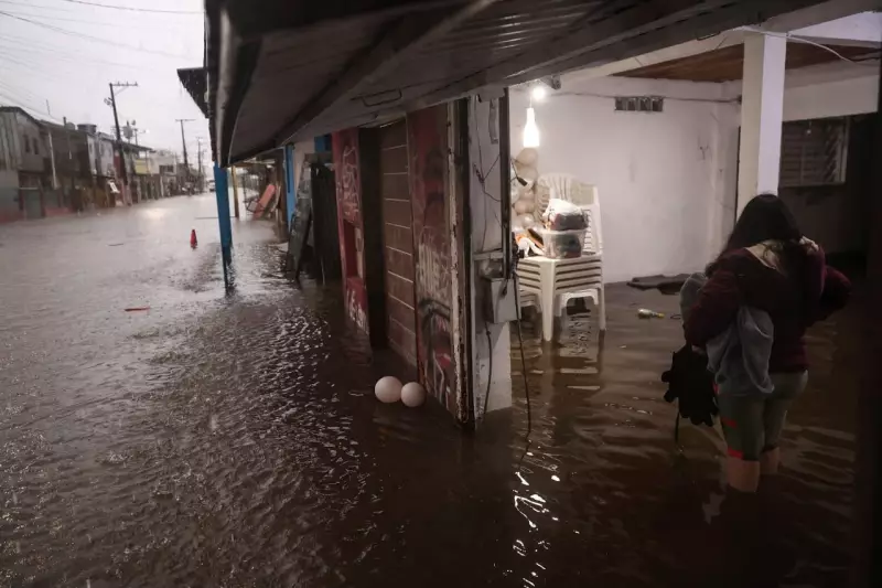 Enchentes no RS: rios ultrapassam cotas de inundação e famílias são retiradas de casa
