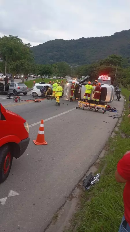 Engavetamento em Angra dos Reis: Acidente na RJ-155 deixa feridos e trânsito caótico