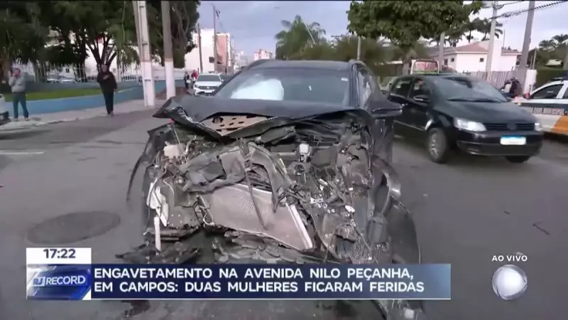 Engavetamento em Campos deixa duas mulheres feridas: veja detalhes do acidente