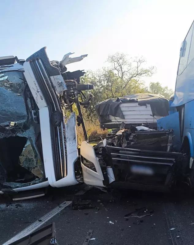 Engavetamento entre carretas e ônibus na BR-135 deixa feridos e trânsito caótico em Minas Gerais