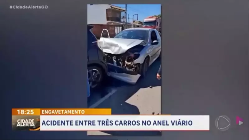 Engavetamento entre três carros causa congestionamento no Anel Viário de Aparecida de Goiânia