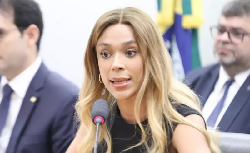 Erika Hilton na mira da oposição: maquiadores acusam deputada de assédio moral
