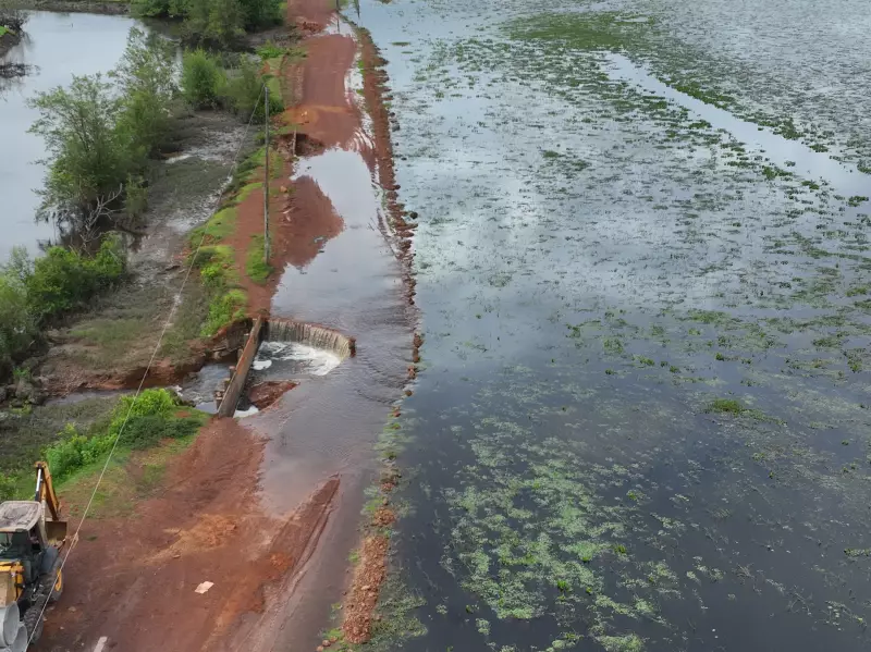 Erosão em estrada isola moradores da Praia do Goiabal, no Amapá — veja o vídeo