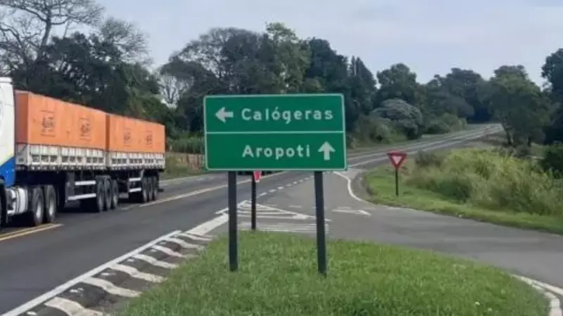 Erros em placas de cidades na PR-151: concessionária instala nomes incorretos em rodovia do Paraná