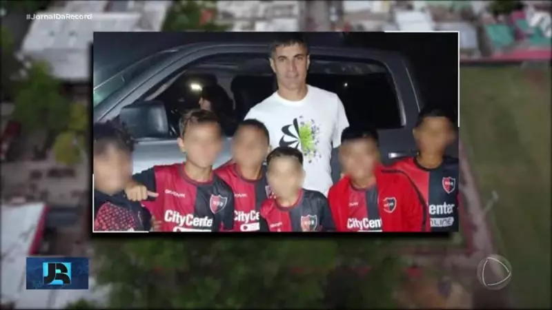 Escândalo no Newell's Old Boys: Crianças suspensas após foto com jogador rival