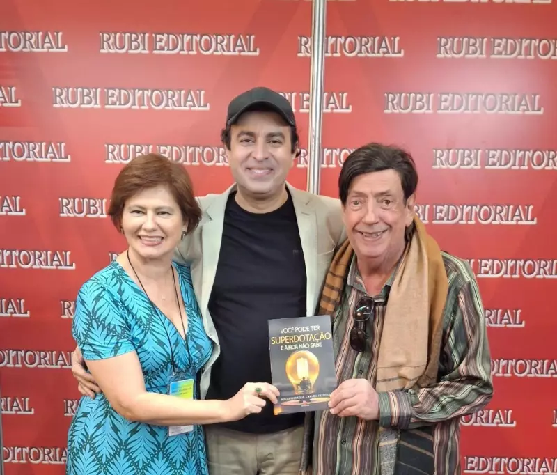 Escritor alagoano brilha na Bienal do Livro do Rio com lançamento de segundo livro
