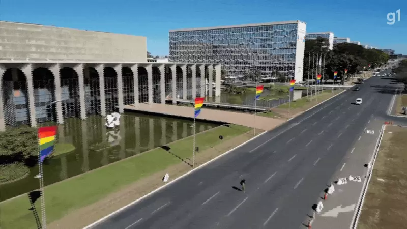 Esplanada dos Ministérios se enche de cores: 110 bandeiras do arco-íris celebram o Dia do Orgulho LGBTQIAPN+