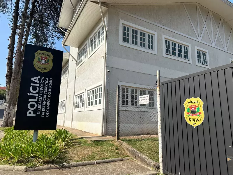 Estacionamento clandestino em Campos do Jordão: turistas pagaram até R$ 200 por vaga