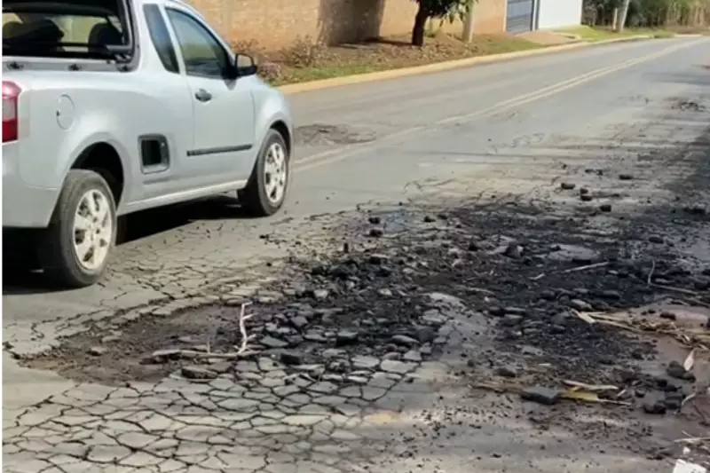 Estrada asfaltada há menos de um ano em Rio das Pedras já está cheia de buracos e lama