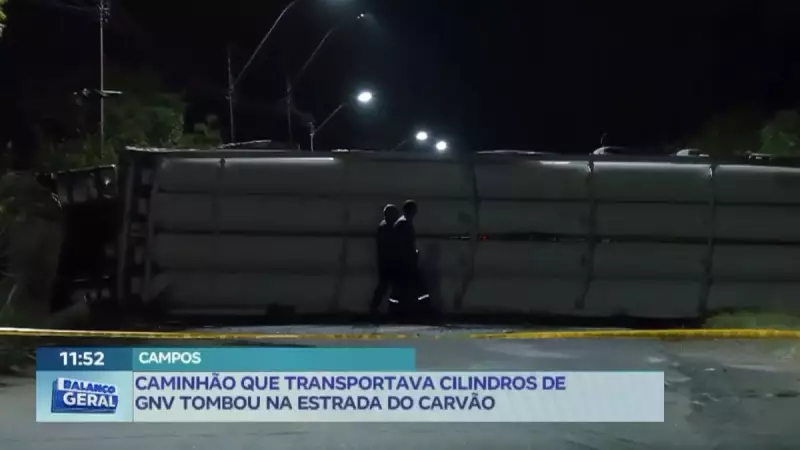 Estrada do Carvão interditada após acidente com caminhão causa caos no trânsito no RJ