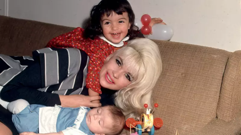 Estrela de 'Law & Order' revela trauma familiar em documentário emocionante: 'Minha Mãe, Jayne'