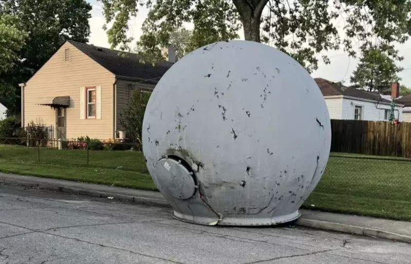 Estrutura gigante despenca do céu durante tempestade nos EUA e assusta moradores