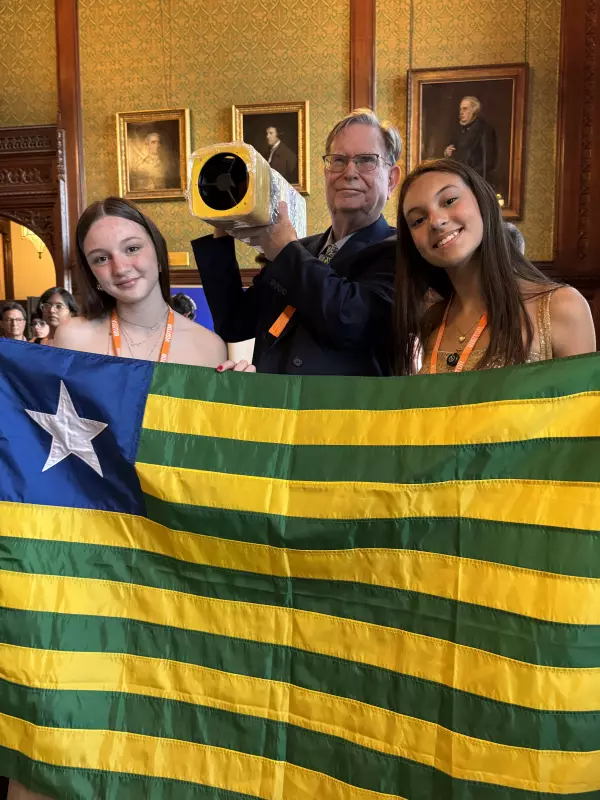 Estudantes do Piauí constroem telescópio e presenteiam ganhador do Nobel de Física