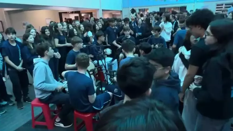Estudantes transformam intervalo escolar em show de pagode em Florianópolis