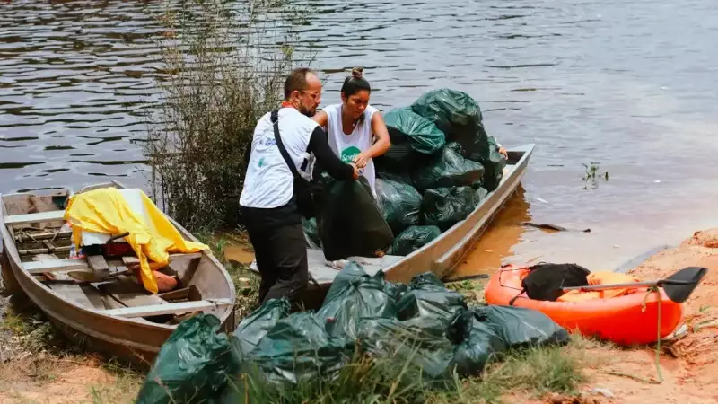 Ex-manobrista transforma lixo em lucro: como ele fatura R$ 12 mil por mês limpando rios