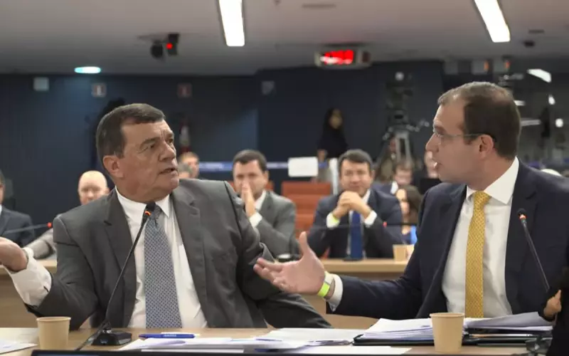 Ex-ministro da Defesa se desculpa após discussão acalorada em interrogatório