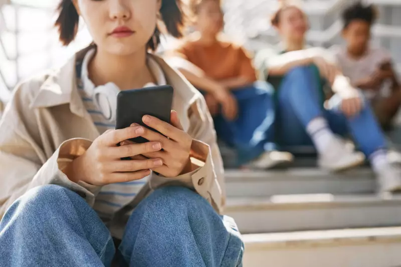 Excesso de conteúdo digital pode aumentar risco de suicídio entre adolescentes, alerta estudo