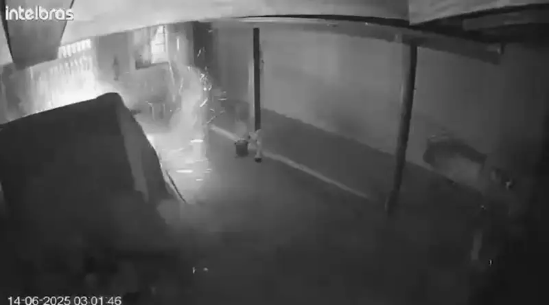Explosão por vazamento de gás destrói parte de casa em Joinville; veja o vídeo