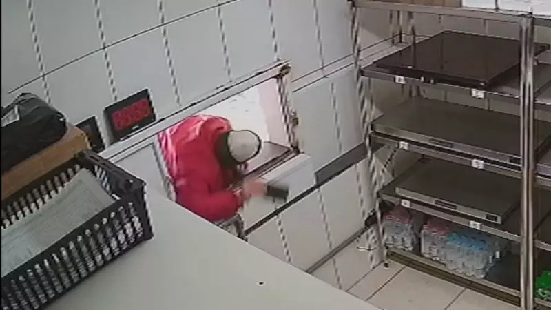 Falso entregador se pendura em balcão para furtar celular em cozinha de restaurante em SP